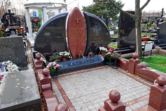 Округлая мемориальная композиция на одного покойного